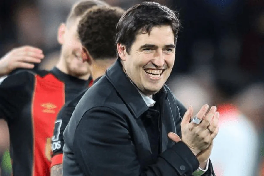 Andoni Iraola entraîneur de Bournemouth célèbre avec ses joueurs au Vitality Stadium — seize matchs sans défaite avant le choc Bournemouth Manchester City 19 mai 2026 en Premier League