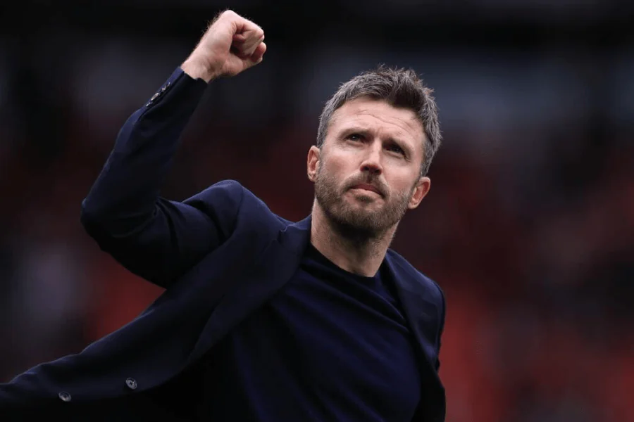 Michael Carrick sur le banc de Manchester United célèbre une victoire en Premier League 2025-26 — 11 victoires en 16 matchs sous son intérim
