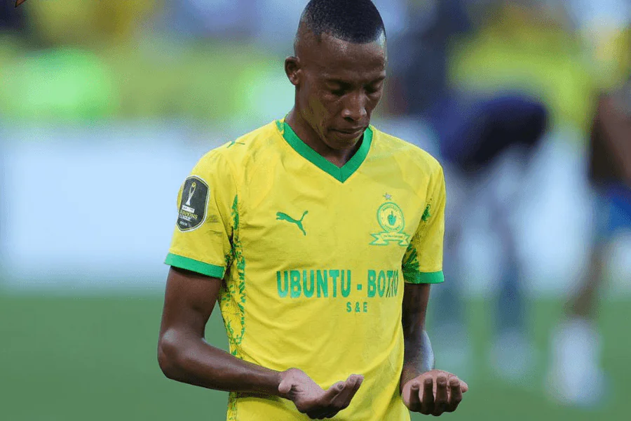 Grant Kekana Mamelodi Sundowns suspendu avant la finale Sundowns AS FAR CAF 17 mai 2026 – absence clé en défense centrale à Loftus Versfeld