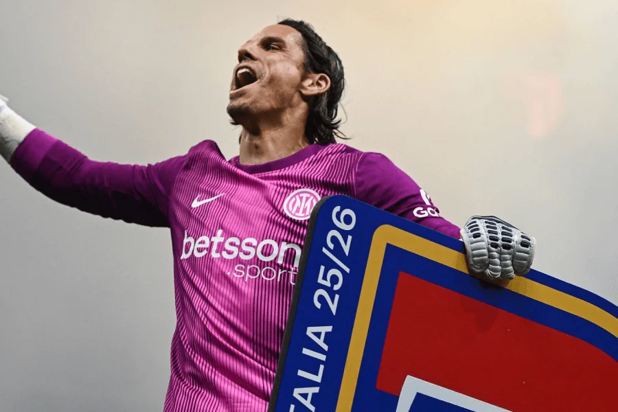 Yann Sommer gardien Inter Milan salue le public à San Siro lors de son dernier match de Serie A 2025-26