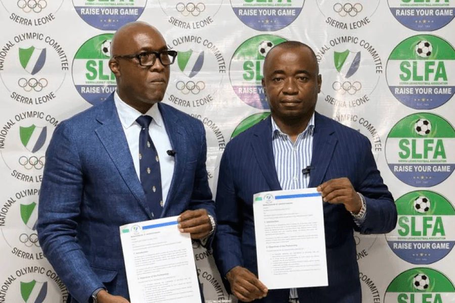 SLFA President Babadi Kamara s'adresse aux joueurs Leone Stars en camp d'entraînement à Freetown, juin 2026, avant le match contre le Liberia