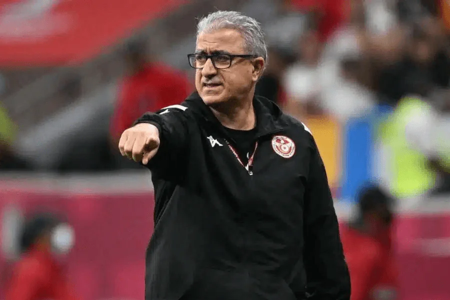 Bouchaïb Lembarki entraîneur Olympique Dcheira lors d'un match de Botola Pro 2025-2026 – troisième coach du club en une saison