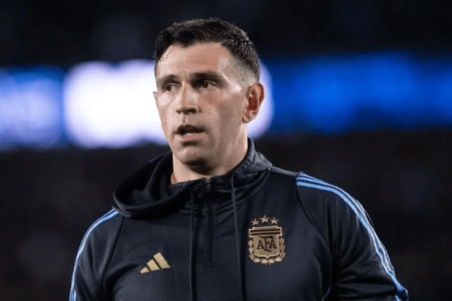 Martínez grimace en retirant ses gants lors de l'entraînement de l'Albiceleste le 12 juin 2026 à Kansas City avant Argentine Algérie