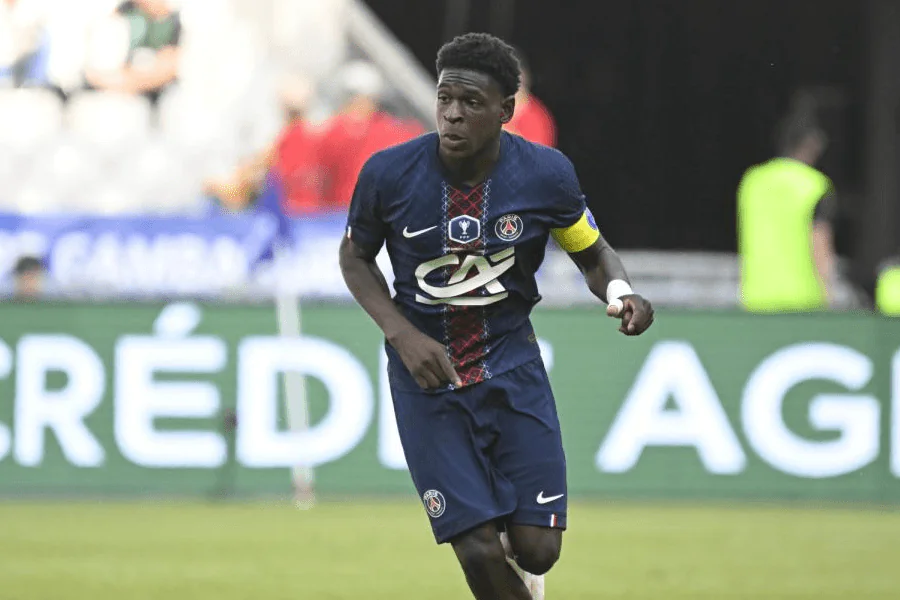 Emmanuel Mbemba défenseur PSG U19 en action lors d'un match de l'UEFA Youth League 2025-2026 — dossier transfert Arsenal PSG mercato