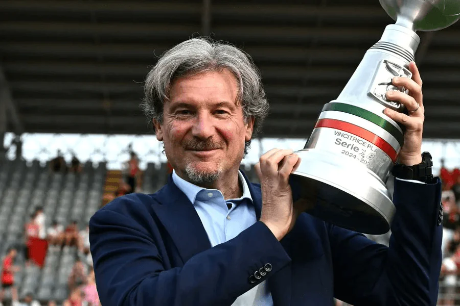 Giovanni Stroppa entraîneur de Venezia FC célèbre la promotion en Serie A 2026 après le titre de champion de Serie B
