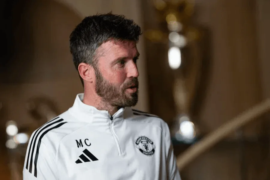 Michael Carrick entraîneur Manchester United lors de la préparation du mercato estival juin 2026 – reconstruction du milieu de terrain pour la Ligue des champions