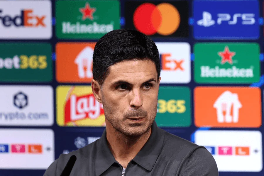 Mikel Arteta entraîneur Arsenal 2025-2026 lors de la préparation du mercato estival — projet sportif présenté au jeune défenseur du PSG
